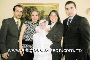 LINDO BAUTIZO
La pequeña junto a sus padrinos José Miguel Batarse Silva y Zoyla A. Valdés Castillo, así como sus padres Haydeé Valdés Castillo y René Silva Vázquez.