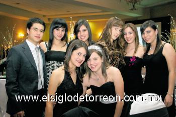 Lili García, Iza Zambrano, Nicole Bello, Sofía Luna, Miriam Carmona, Daniel Bello, Noraliz Casanova y Rosy Bello.