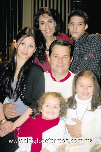 José Llama y Martha de Llama con sus hijos Marthita, Marijose, Daniela y Joey.