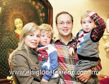 Cristina Martínez de Pérez y Fernando Pérez con sus hijos Luis Fernando y Bernardo.