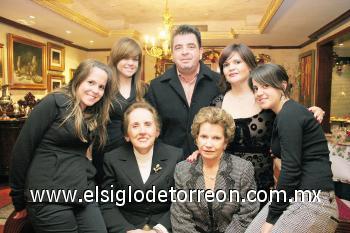 Gloria Madero, Delfina Hinojosa, Natalia, Ana y Arturo Madero, Anabel de Madero y Bárbara Madero.