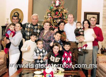 José Luis Meza y Tatis Villarreal de Meza junto a sus hijos y nietos.