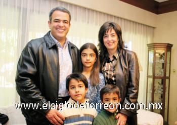 Abelardo Díaz y Cristina Fernández de Díaz con sus hijos María Cristina, Abelardo y Lauro.