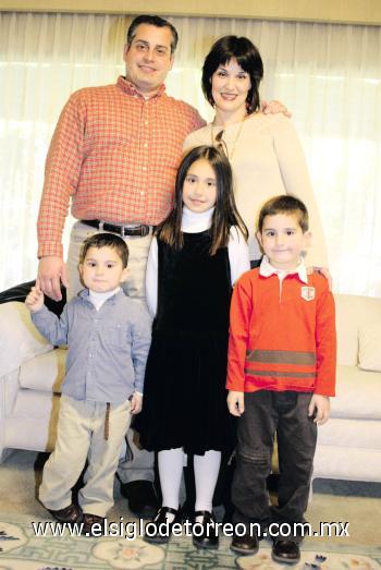 FAMILIAS LAGUNERAS CELEBRAN LA NAVIDAD
 Javier Garza y Cecilia Fernández de Garza con sus hijos Regina, Javier y Fernando.