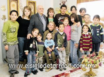 César E. Flores Cárdenas y Angélica de Flores con sus nietos María Elena, Laura, Lily, Javier, Jesús, Frida, Daniela, Samantha, Ana Isabel, Polito, Daniel, César, Alan, Juanito, Mauricio y Rafael.