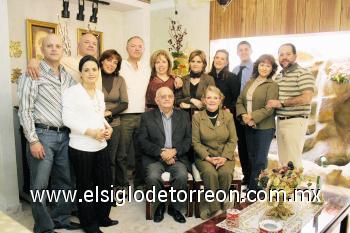 EL festejado junto a su esposa Angélica González de Flores y sus hijos César Gerardo Flores González y Alejandra Santos Coy de Flores, Janeth Flores de Ochoa y Javier Ochoa, Jesús E. Flores González y Ángeles Bustamante de Flores, Laura Flores de Ramírez y Leopoldo Ramírez Garza, Juan Manuel Flores González y Lucy Duarte de Flores, Rafael Flores y Sofía Ortíz.