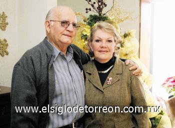 CUMPLE 70 AÑOS
César E. Flores Cárdenas junto a su esposa Angélica González de Flores.