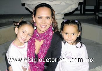 Ana Luisa López de Camacho con sus hijas Ana Paula y Mariana Camacho López.