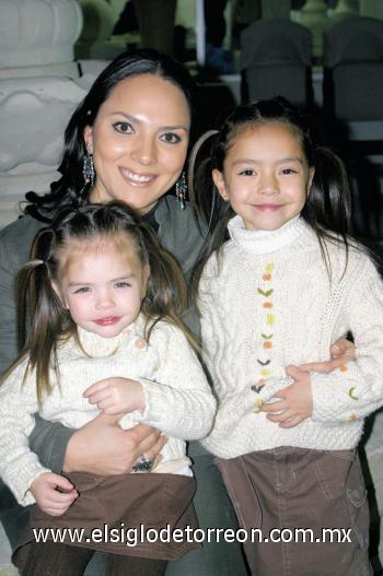 Mónica López de Borgetti con sus hijas Aisa y Mónica Borgetti López.