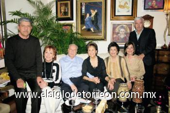 JUNTOS EN NAVIDAD
Antonio Kuri, Nancy González de Kuri, Sigfrido Sánchez, Lulú González de Sánchez, Patricia González de San Miguel, Mely González de Rodríguez y Chito Rodríguez.