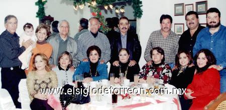 07012007 
Enrique y Cristy Porras de Vázquez, Sofía Solana, Mague Soto, Jorge y Beatriz Fernández, Víctor y Caro Ruelas, Eduardo e Ileana García, Pepe y Charo, Manuel y Chayo, Arturo Sanchez y Florencia, en un grato festejo.