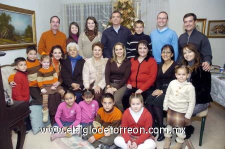 07012007 
Familias Cantú de la Peña, Quezada de la Peña, Nahle de la Peña, Ontiveros de la Peña y De la Peña González, en la cena de Navidad.