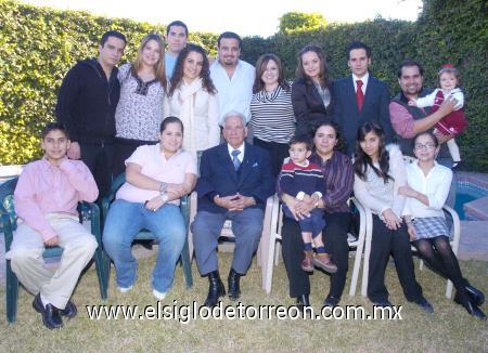 09012007
Acompañan a su abuelito Homero; Samuel, Mariel, Lorenzo, Ana, Ana Arantza, Alejandro, Gaby, Fernando, Andrea, Ricardo, Fernanda, Marysu, Alejandro, Homero y Marijosé.