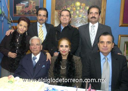 09012007
Don Homero con sus hijos; María Estela, José de Jesús, Cecilia Eugenia, César Alejandro, Homero Héctor y Mauricio Lorenzo.