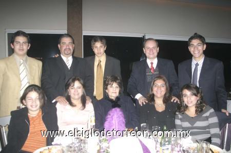 09012007
Mariana Martínez, Laura Zapata, Lilia de Martínez, Cecilia de Alducín, Cecy Alducín, Andrés y Luis Martínez, Omar, Víctor y Diego Alducín.