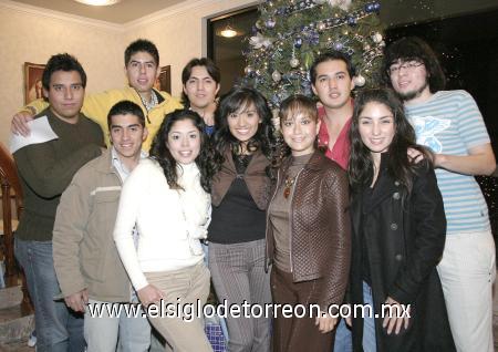 10012007
Ayerim Pérez, Gladys Ramírez, Hernando Muñoz, Juan Rivera, Chuy Jaik, Hugo Cabral, Paco de la Garza, José Armendáriz, Alexy Correa y Lupita Rivera.