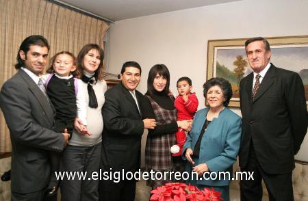 10012007
Juan Antonio Chávez y Martha Beatriz de la Peña Chávez y sus hijos, acompañados por Gerardo Montellano, Martha de Montellano, Luis Mendoza, Ana Lorena de Mendoza y su hijo Rodrigo.