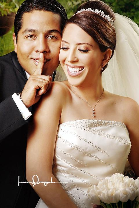 Ing. Armando Lenin Villalobos Cortez y C.P. Consuelo Jiménez Puentes contrajeron matrimonio en la parroquia Los Ángeles, el sábado 16 de septiembre de 2006.

Estudio: Laura Grageda