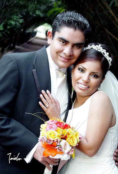 Lic. Benjamín Reveles Pineda y Lic. Hilda Rocío Parrilla Santacruz contrajeron matrimonio en la parroquia del Sagrado Corazón de Jesús, el 18 de noviembre de 2006.