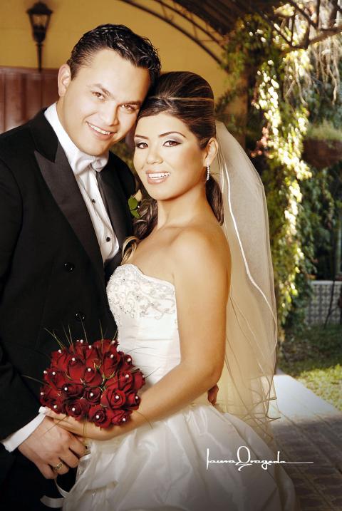 Lic. Jesús Iram Aguirre Sandoval y Srita. Alicia Jaqueline Loza Pérez contrajeron matrimonio en la parroquia de La Inmaculada Concepción, el  25 de noviembre de 2006.


Estudio: Laura Grageda