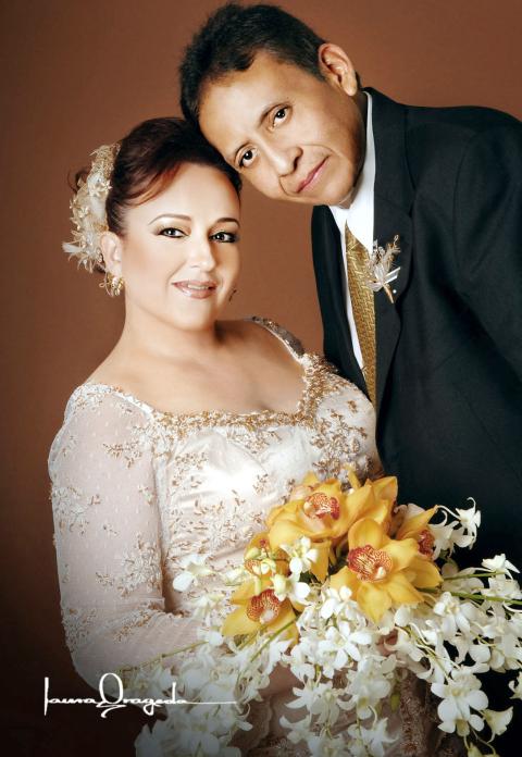 Lic. Julio César Milán Montoya y M.N.I. Laura Corina Hoyos Castañeda contrajeron matrimonio el sábado 28 de octubre de 2006.


Estudio: Laura Grageda