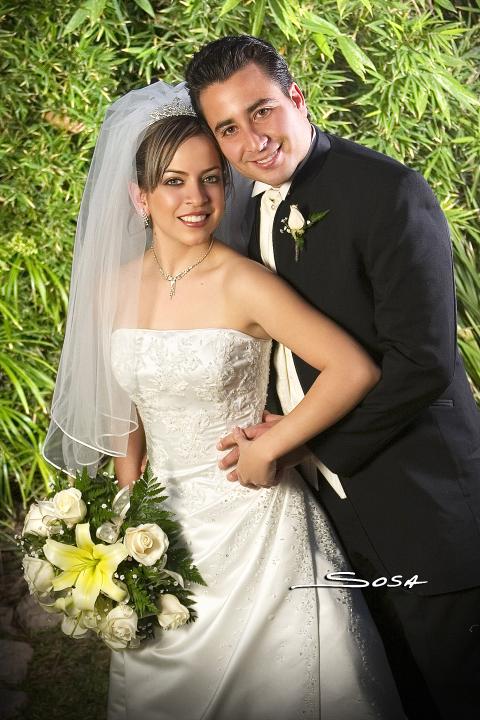 Sr. Elizandro Lara Mirazo y Srita. María Teresa de la Rosa Ceniceros contrajeron matrimonio en la parroquia de Santa María de Guadalupe, el viernes 15 de diciembre de 2006


Estudio: Sosa