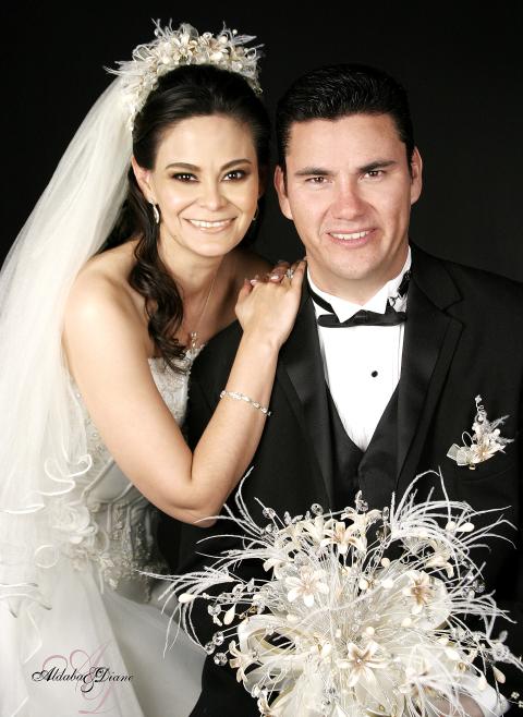 Sr. Gerardo Escobedo López y Srita. María del Consuelo García Ávalos recibieron la bendición nupcial en la parroquia del Sagrado Corazón de Jesús, el  25 de noviembre de 2006.



Estudio: Aldaba & Diane