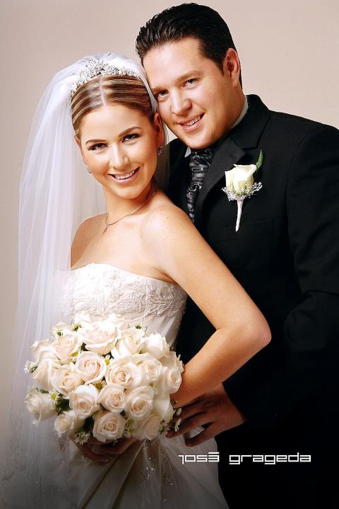 Sr. Hugo Luis Cornú González y Srita. Arlina Garza Gutiérrez contrajeron matrimonio en la parroquia de La Sagrada Familia, el tres de noviembre de 2006. 


Estudio: José Grageda