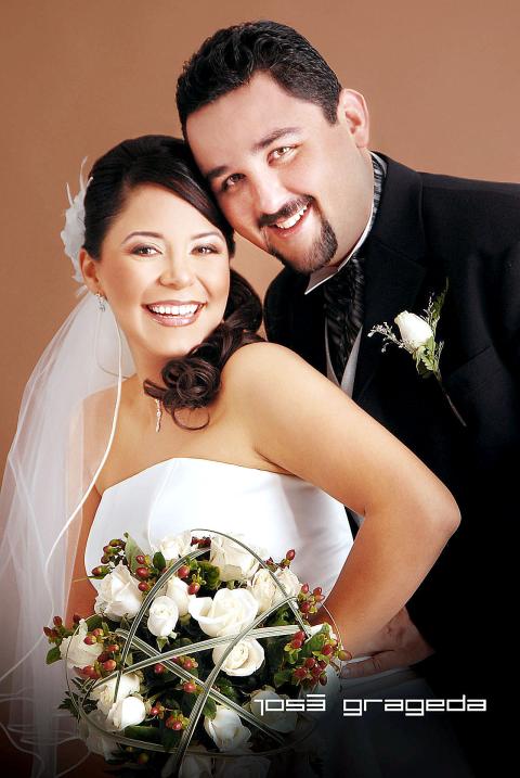 Sr. Manuel Ramón Cavazos Salazar y Srita. Eugenia Maricela Ramírez Ulloa contrajeron matrimonio el 18 de noviembrede 2006. 


Estudio: José Grageda