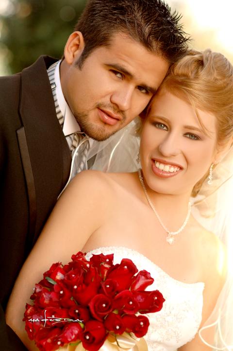 Sr. Rafael Ocaña Muñoz y Srita. Paulina Berenice Granados Ortiz recibieron la bendición nupcial en la parroquia Los Ángeles, el  11 de noviembre de 2006. 


Estudio: Maqueda