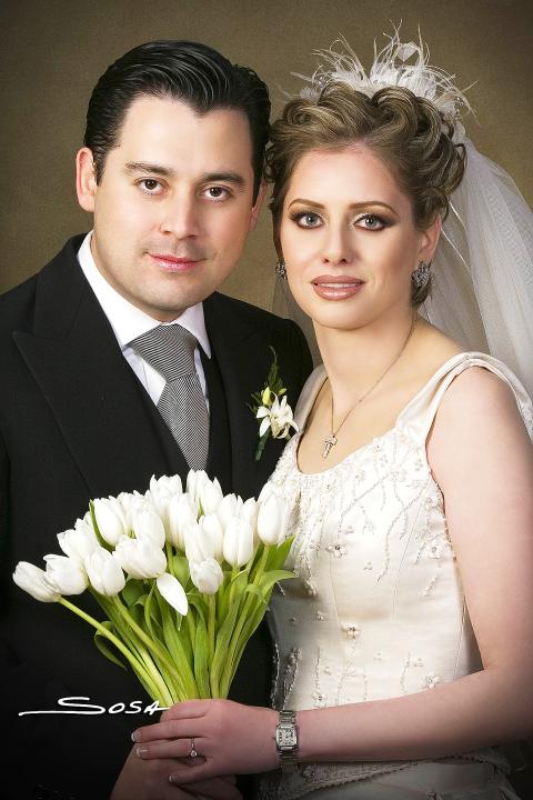 Sr. Raymundo Moreno Oropeza y Srita. Katy Bonilla Murra recibieron la bendición nupcial en la parroquia Los Ángeles, el dos de diciembre de 2006.


Estudio: Sosa