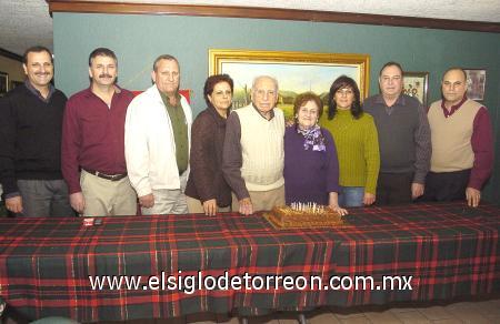 11012007
Don Teófilo con su esposa doña Yemile y sus hijos Gerardo, Ricardo, Guadalupe, David, Eduardo, Teófilo y Emilia Murra Giacomán.