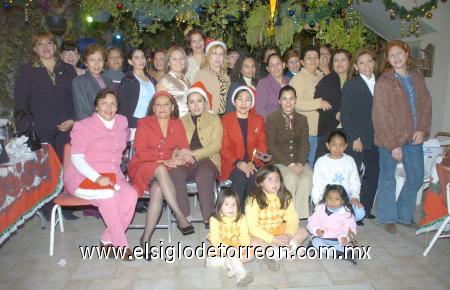 11012007
Enfermeras de la Clínica 16 celebraron su reunión navideña, en días pasados.