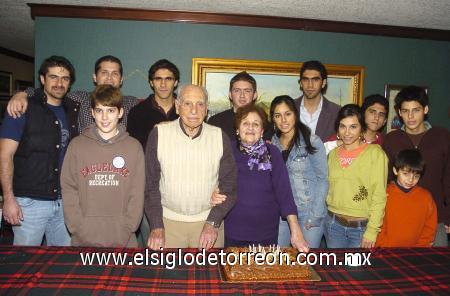 11012007
Yessú, Krissya, Emilia, Said, Antonio, Gerardo, Richard, Rodrigo, Karim, Fernando y Toufick acompañan a sus abuelitos Teófilo y Yemile Murra.