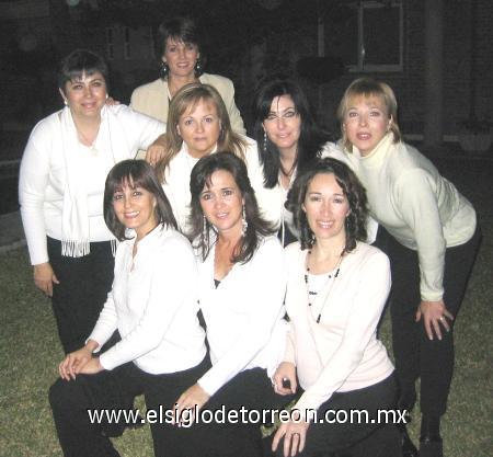 15012007
Norma Gómez, Ana Laura Algara, Luly García, Edna Caballero, Salua Apess, Maty Valdés, Liz García y Martha Fajer.