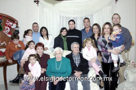 14012007 
Alfredo, Paty, Paulina y Regina, Ricardo, Silvia Padilla de Martínez, Salvador,Briones, Luly de Briones, Salvador, Samy y Mina, Tom, Claudia  y Alexander, Jorge,Lupita  y Carmelita Villarreal.