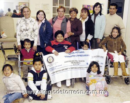 14012007 
Entregan donativo a la Asociaciòn Pro Infantil Neurogènica (APIN), en dìas pasados.