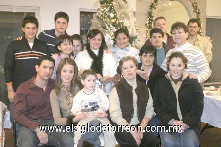 16012007
Las familias Portales Osete, Portales Castanedo, Vázquez Portales, Portales Cameras y Tatay celebraron juntas la Navidad.