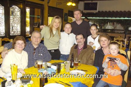 16012007
Luis López y Sra., Sergio Tenorio y Sra., Carlos López y Sra., Aurora, Sofía y Charly López Tenorio.