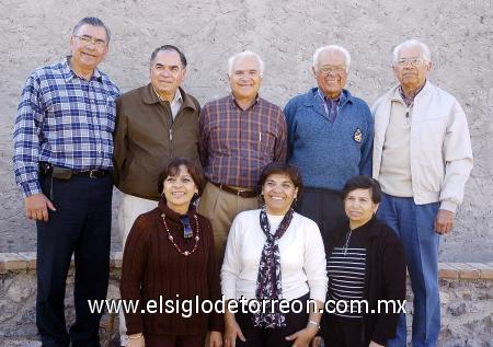 13012007 
 Don Ismael con sus hermanos Héctor Manuel, Saslvador, Francisco, Ricardo, María Guadalupe, Irma, Josefina y Rosa Amalia