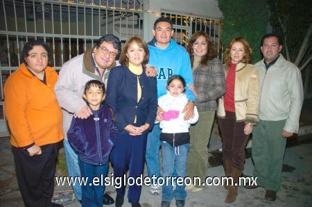 18012007
Luis y Roberto Cabrales, Tere de Cabrales y las niñas Tere y Melisa Cabrales, Claudia Máynez, Lourdes y Héctor Cabrales.