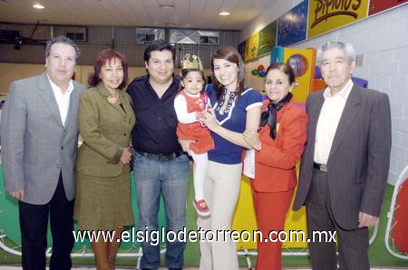 19012007 
Samara Bartoluchi Lee cumplió tres años y fue festejada por sus padres, Javier y Sharon Bartoluchi y sus abuelos, Javier y María Esther Bartoluchi, Antonio y Karime Lee.