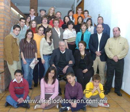 23012007
Con motivo de sus Bodas de Oro, los señores Miguel Ángel Murra Murra y Margarita Martínez de Murra, fueron homenajeados por sus hijos, hijos políticos y nietos.