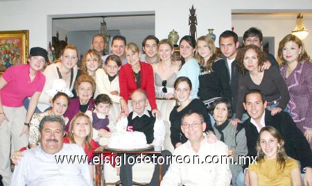 21012007 
Don José Ángel Villarreal festejó su cumpleaños número 85 al lado de su esposa, Alicia González de Villarreal, así como de sus hijos y nietos.