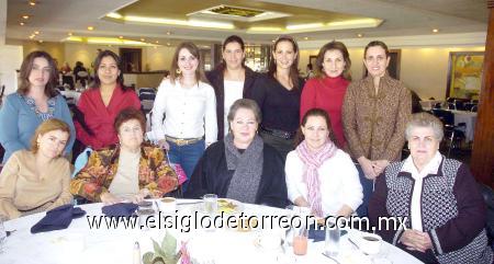 21012007
Margarita González de Mafud celebró su cumpleaños en compañía de su mamá Pilar de González, su hermana Pily de Casas, así como un grupo de amistades.