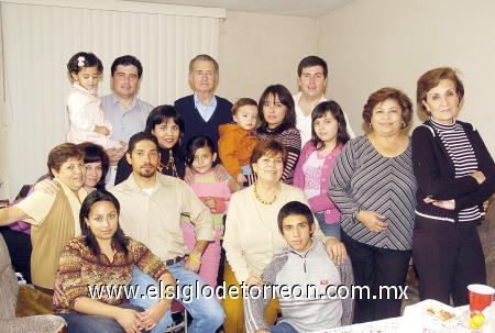 21012007 
María del Carmen Barrera de Marroquín celebró junto a sus familiares y amigos.