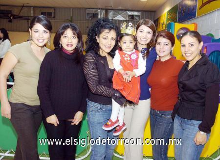 21012007 
Samara Bartoluchi Lee junto a sus tías el día que celebró su cumpleaños.