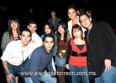 25012007
Alex Carreón, Gris, Melena Viera, Paty Alonso, Belinda Puentes, Sara Escalante, Javier Munguía, Emilio Aparicio y Julián Ayup.