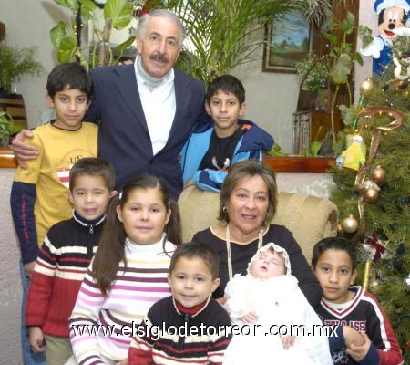 25012007
Isabela, Raúl, Alfonso, Alejandra, Pamela, Roberto y Mauricio con sus abuelos Javier Enríquez y María Elena Fang de Enríquez.