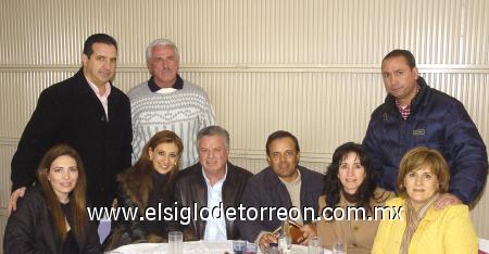 25012007
Jorge Zermeño en compañía de sus amigos Javier Gutiérrez, Luis Gurza, Bárbara de Gurza, Roberto Natera, Leticia de Natera, Nina E. de Sáenz, Eduardo Sáenz Herrera y de Astrid Casale.